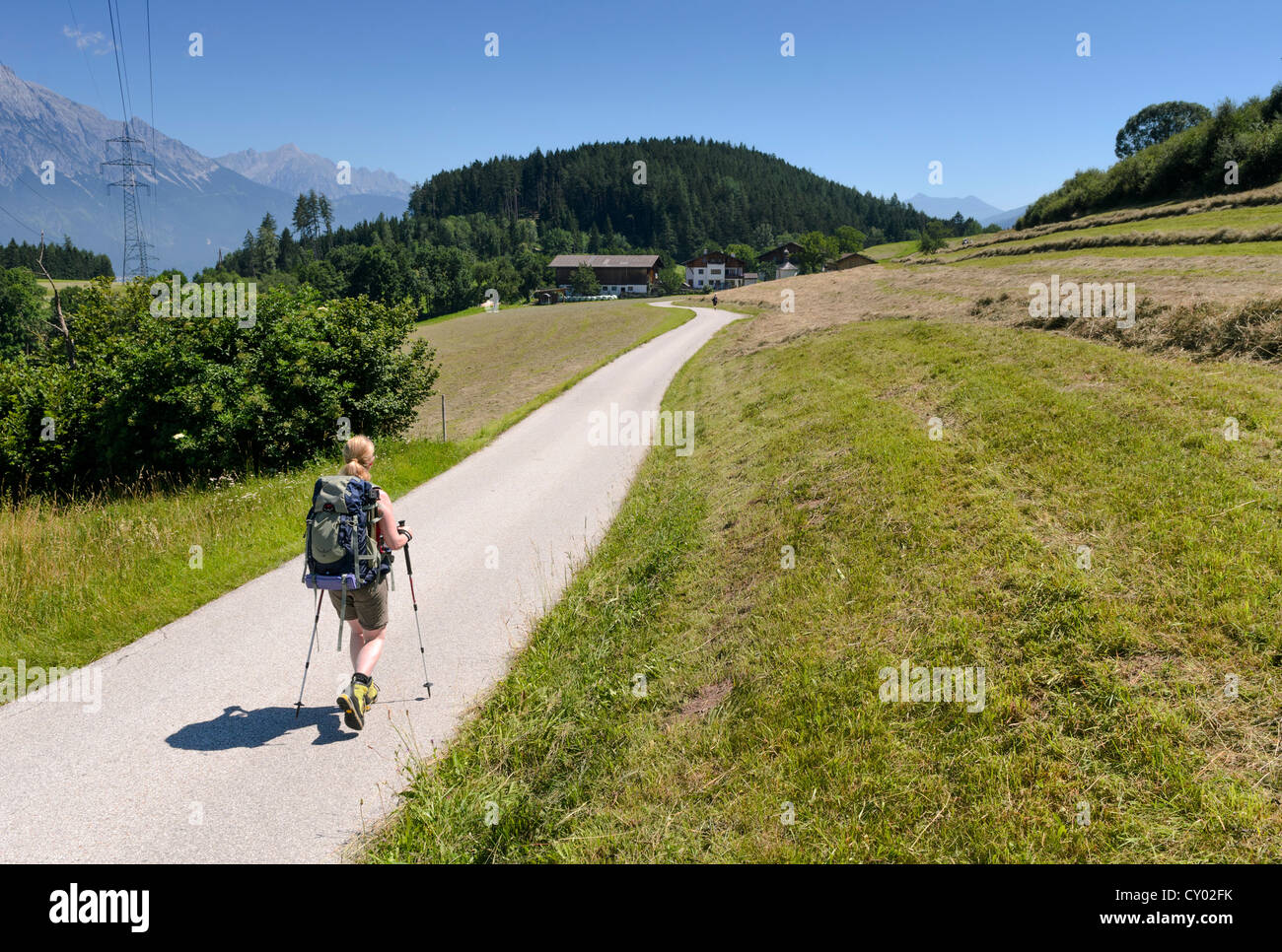 Wanderer auf einem Feldweg im Hochland in der Nähe von Innsbruck, Austria, Europe Stockfoto