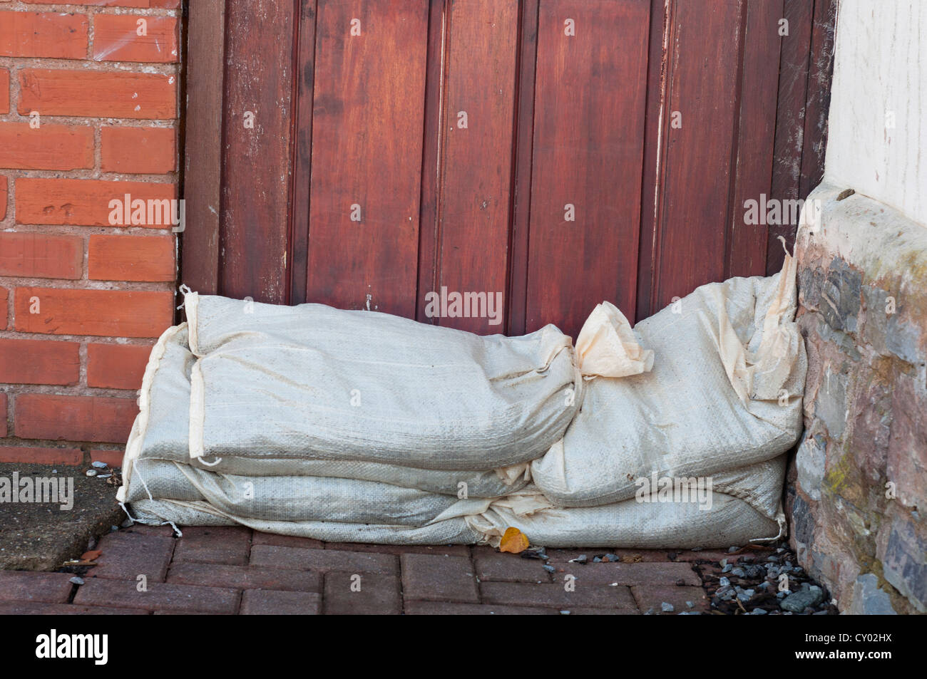 Sandsäcke als Hochwasserschutz an einer Heimatfront Tür verwendet. Stockfoto