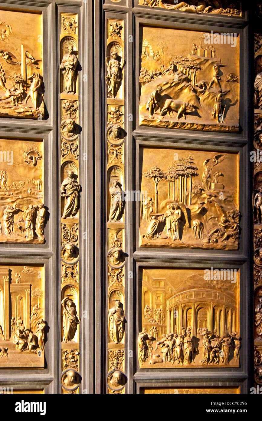 Italien, Toskana, Florenz, Nahaufnahme von Türen im Baptisterium San Giovanni. Stockfoto