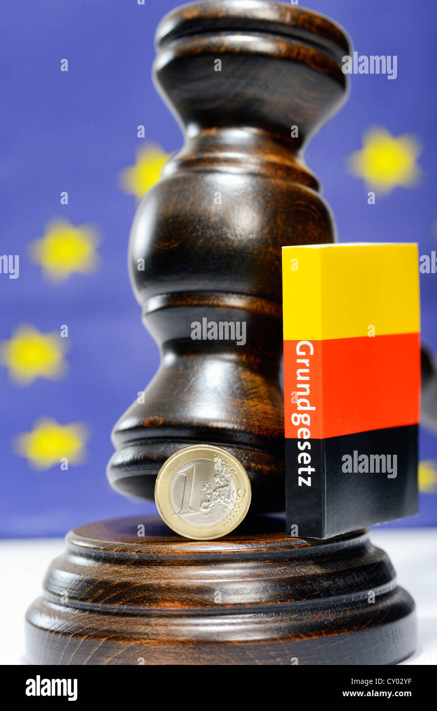Ein ein-Euro-Münze, ein Richter Hammer und einer deutschen Verfassung, symbolisches Bild für das Bundesverfassungsgericht entscheiden Stockfoto