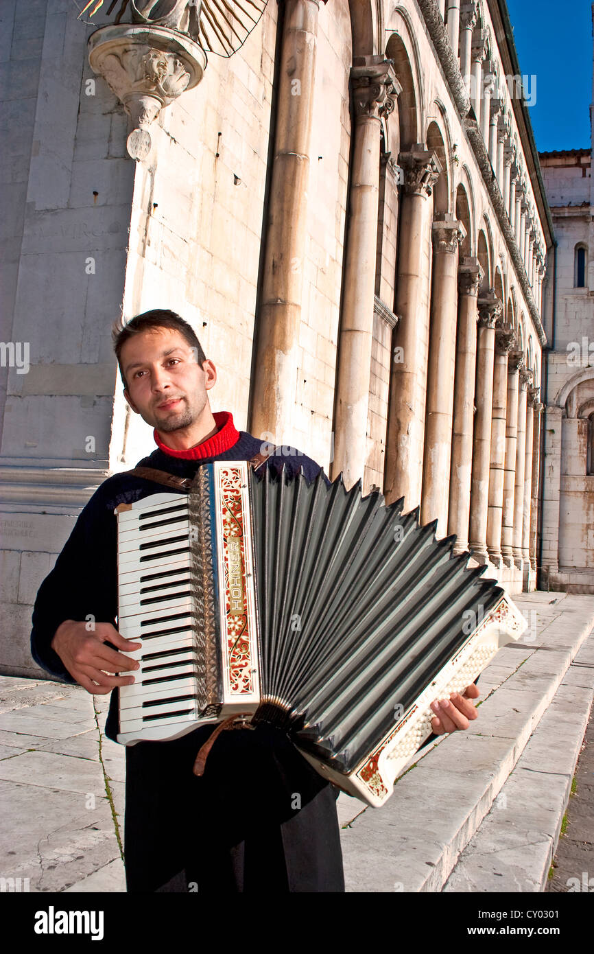 Akkordeonspieler in den alten Straßen von Lucca, Toskana, Italien, Europa Stockfoto