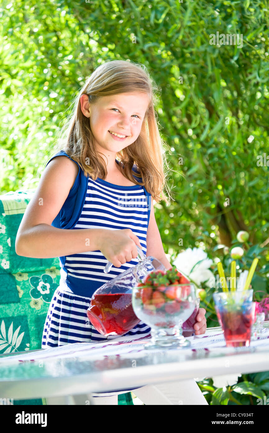 Mädchen stehen auf einem Gartentisch Stockfoto