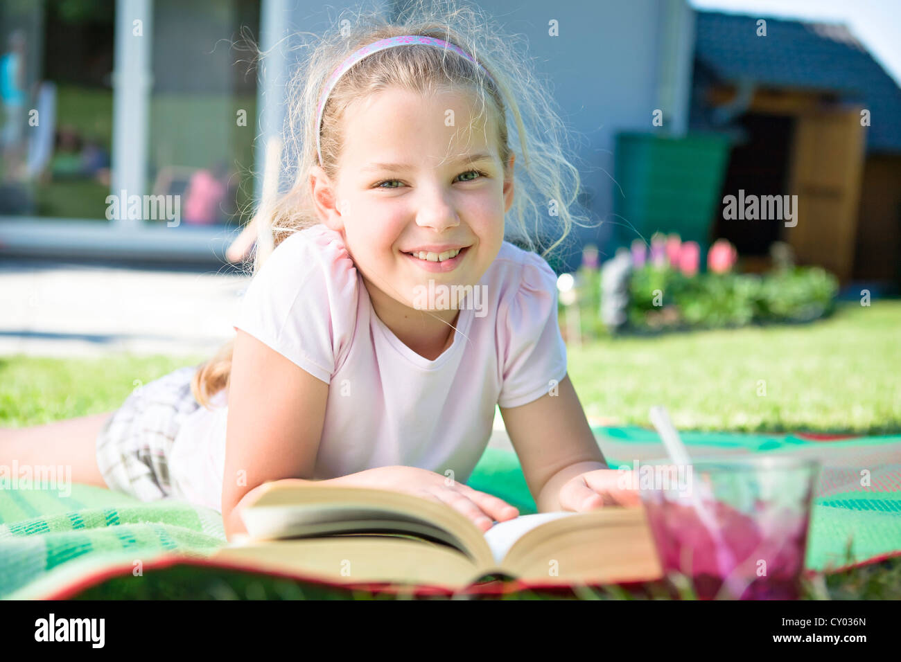 Mädchen liest ein buch im gärten Fotos und Bildmaterial in hoher