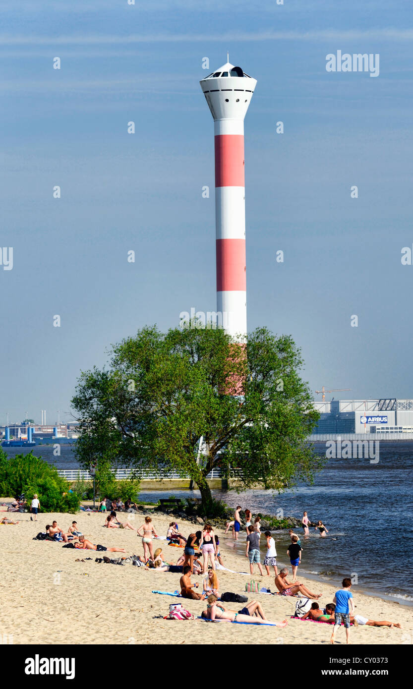 Leuchtturm und Menschen liegen am Strand am Ufer des Flusses Elbe, Stadtteil Blankenese, Hamburg Stockfoto