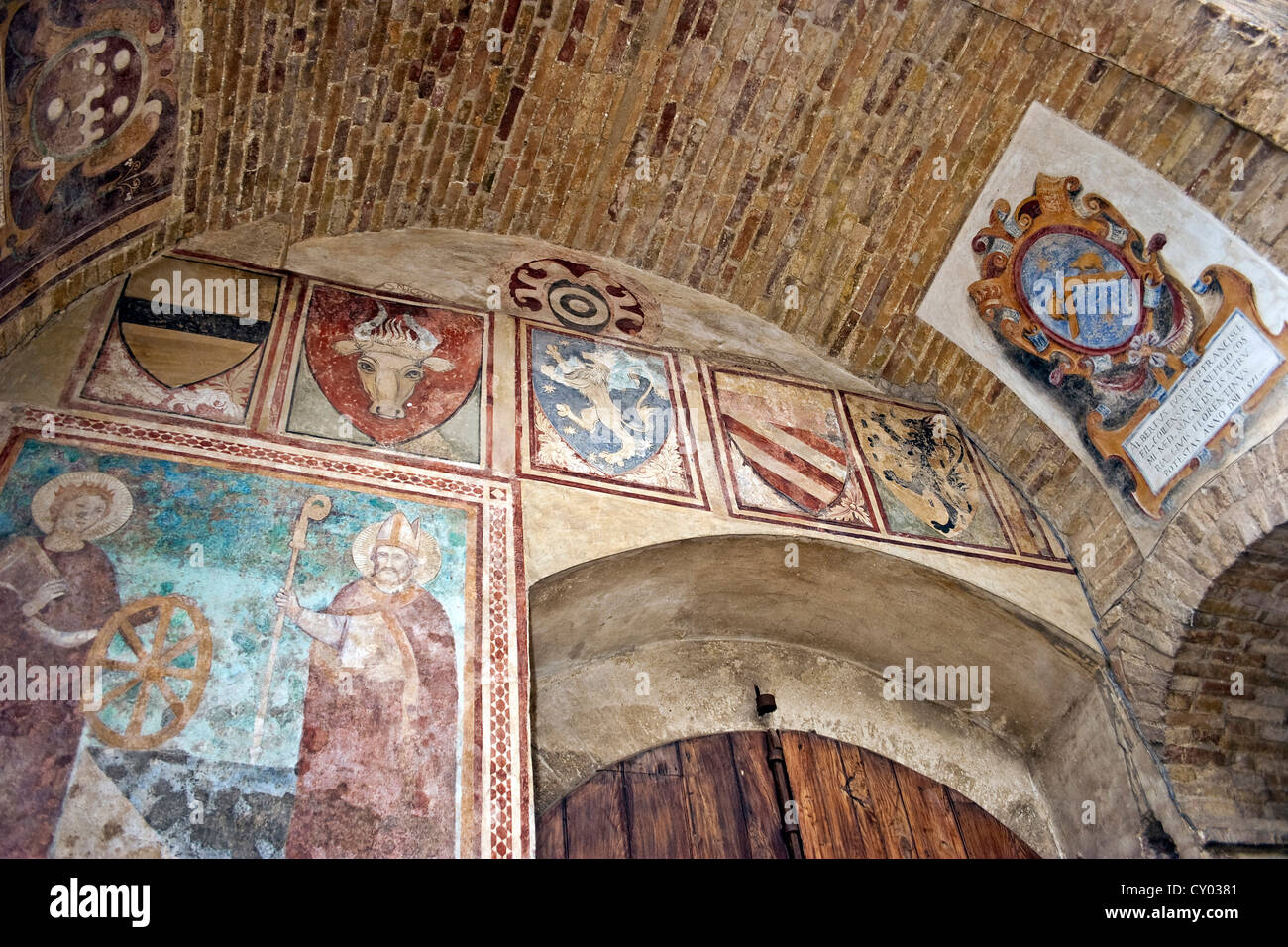 Die Freskomalerei Innenhof des Palazzo del Popolo in der Nähe der Piazza del Duomo in San Gimignano, Tuscany. Stockfoto