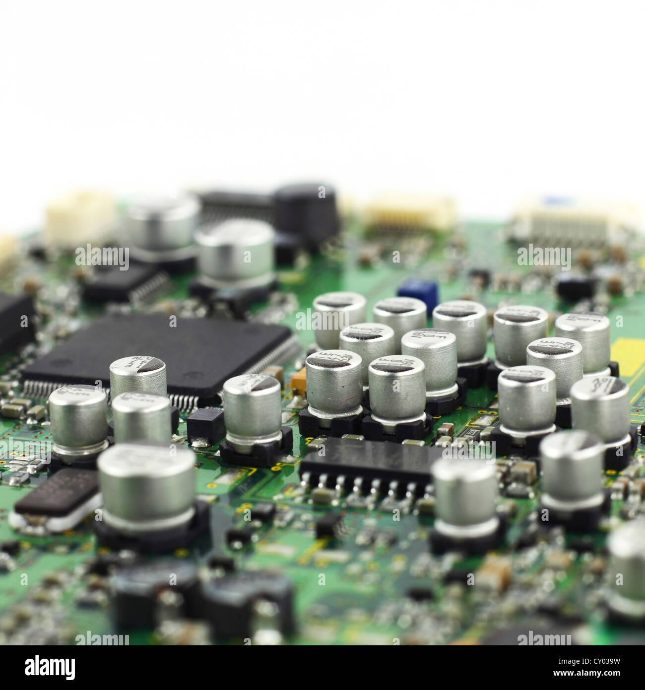Digitale Hardware Nahaufnahme. Mikrochips und Kondensatoren Montage auf der Leiterplatte-Makro Stockfoto