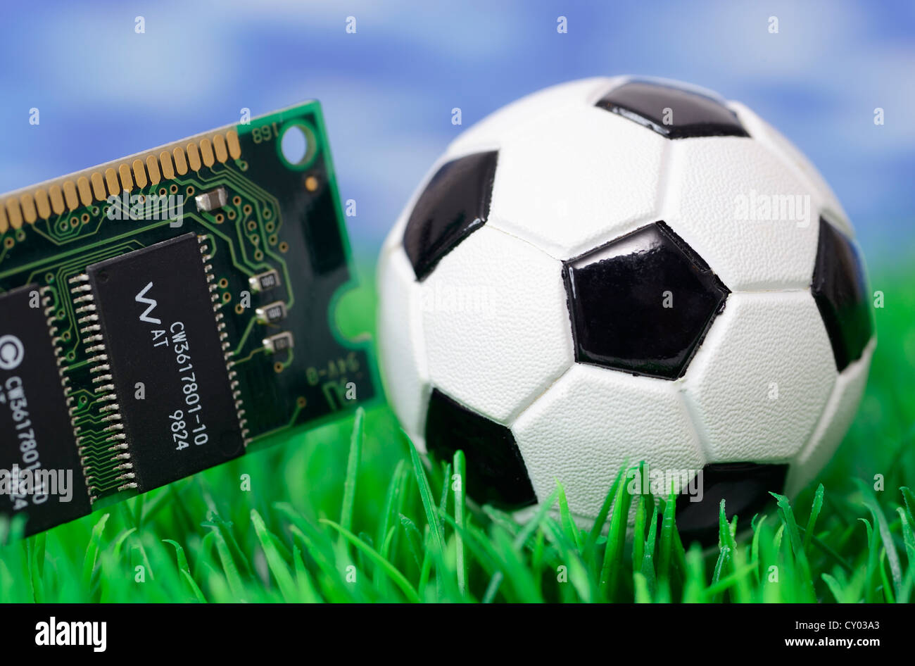 Fußball und ein Computer-Chip, symbolisches Bild für Torlinientechnologie Stockfoto