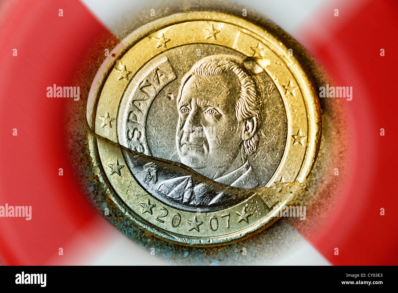 Spanische ein-Euro-Münze versinkt Wasser, symbolisches Bild für die Schuldenkrise in Spanien Stockfoto