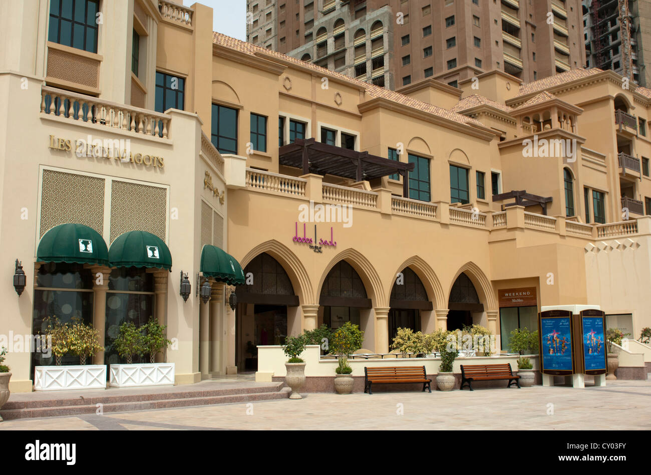 Einkaufsstraße mit Luxusgeschäften, The Pearl, einem Wohnviertel, Doha, Katar, Nahost Stockfoto