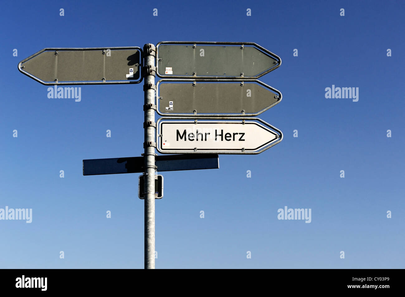 Wegweiser nach "Mehr Herz', Deutsch für"mehr Herz', symbolisches Bild Stockfoto