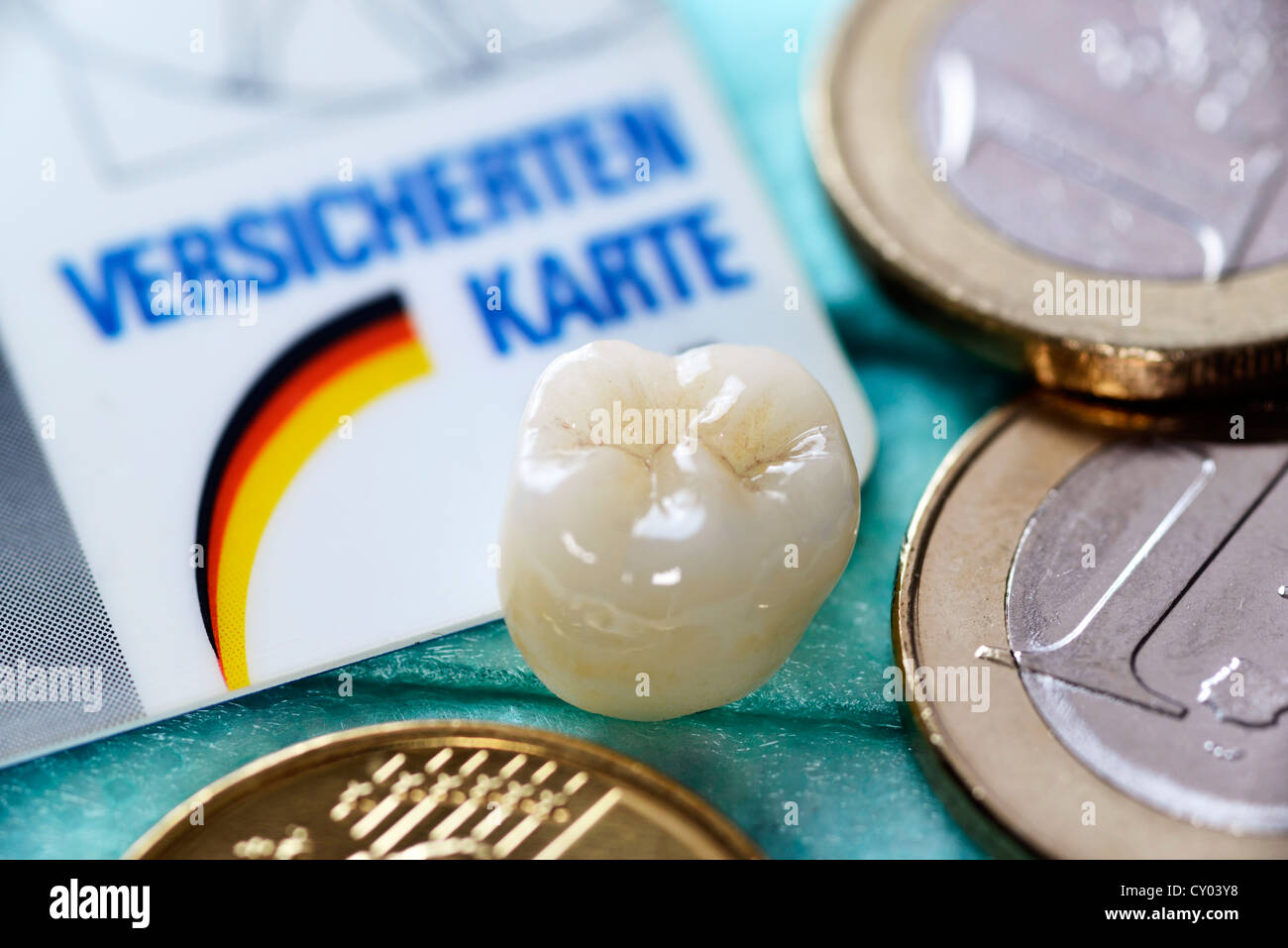 Versicherungskarte, Krone und einen Euro-Münzen, symbolisches Bild für genauere Überwachung der Zahnärzte Rechnungen von der Krankenkasse übernommen Stockfoto