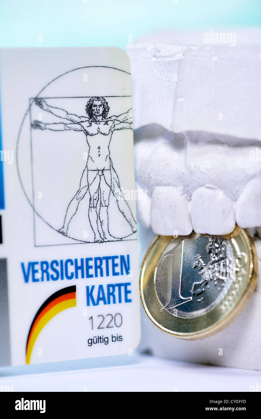 Versicherungskarte, dental Gips und eine ein-Euro-Münze, symbolisches Bild für genauere Überwachung der Zahnärzte Rechnungen durch Gesundheit Stockfoto