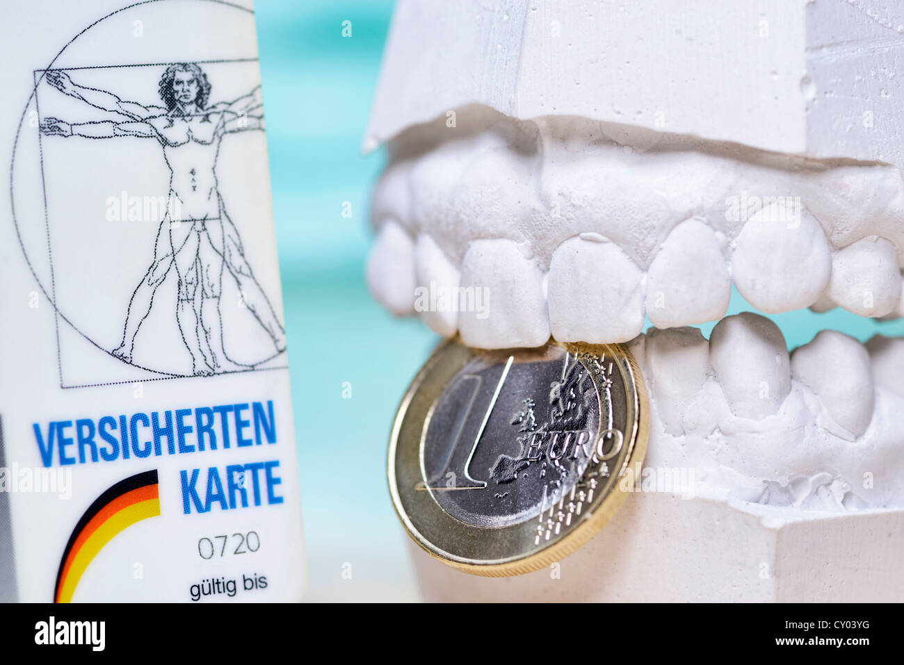 Versicherungskarte, dental Gips und eine ein-Euro-Münze, symbolisches Bild für genauere Überwachung der Zahnärzte Rechnungen durch Gesundheit Stockfoto
