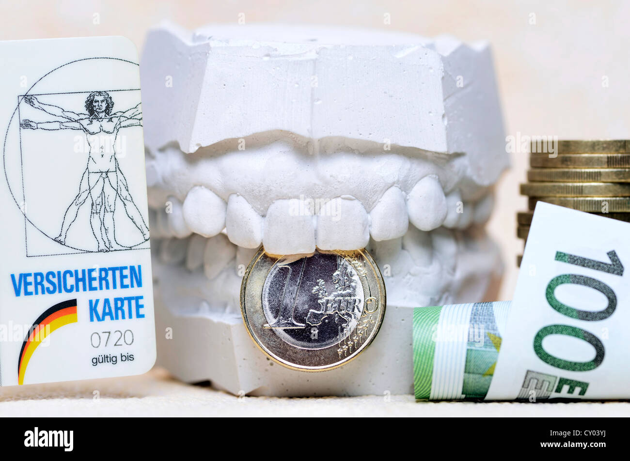 Versicherungskarte, dental Gips und Euro-Banknoten, Rechnungen symbolisches Bild für genauere Überwachung der Zahnärzte durch Gesundheit Stockfoto