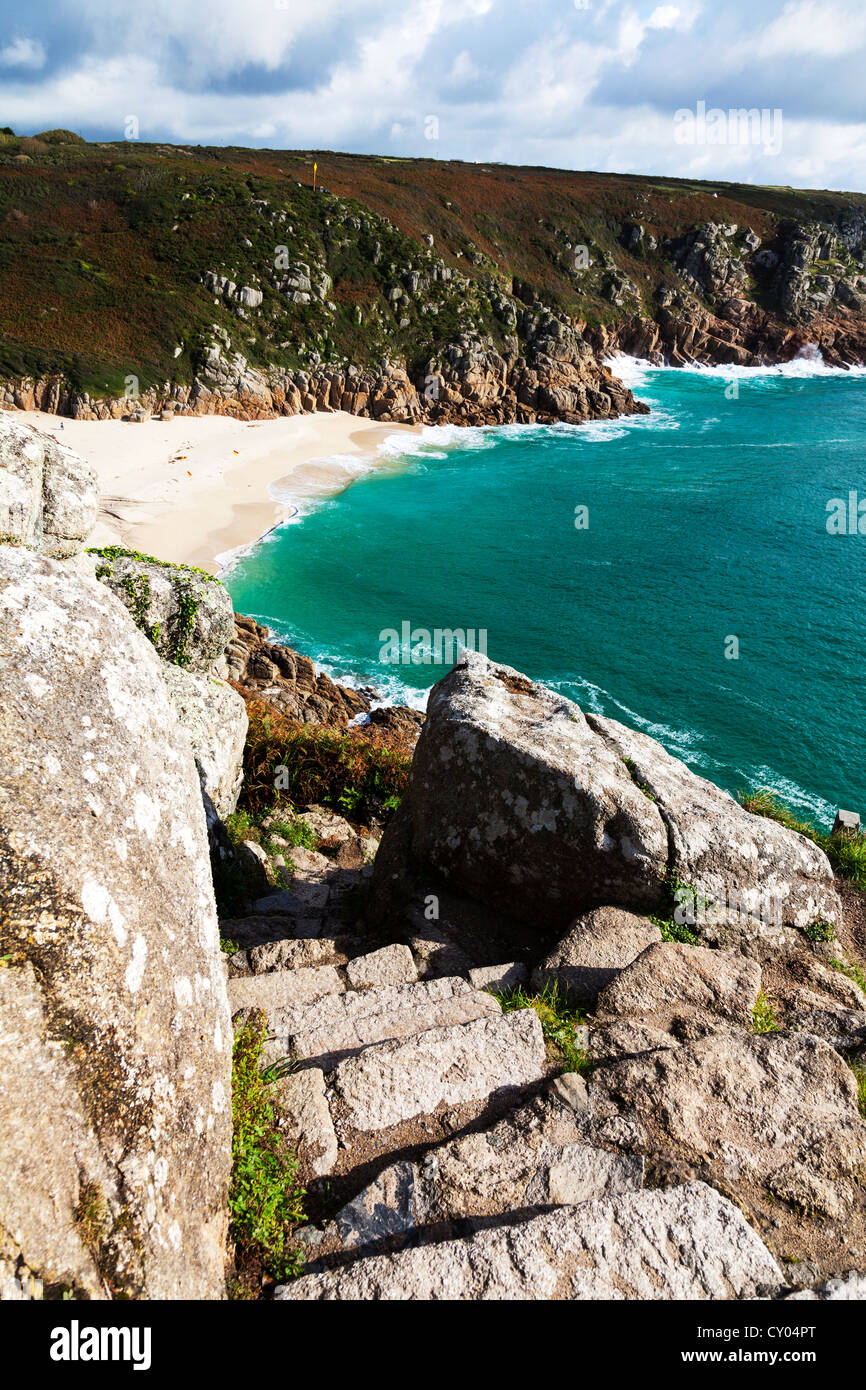 Porthcurno Strand, St.Levan, Cornwall - türkisfarbenem Wasser auf Sand von oben Stockfoto