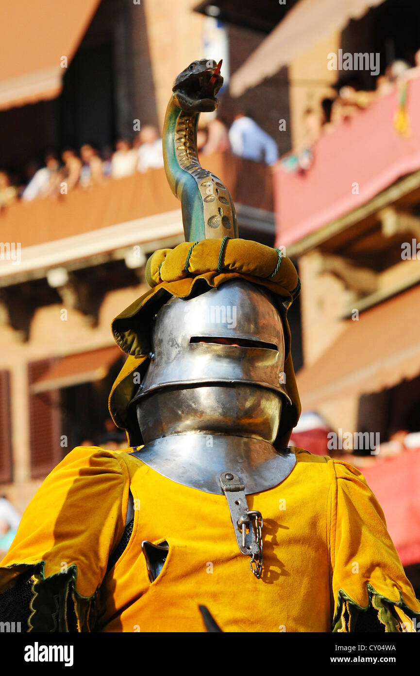 Ritter Rüstung, Leute gekleidet mittelalterlichen Kostümen, welche ihrer jeweiligen Stadtteile im Palio Stockfoto