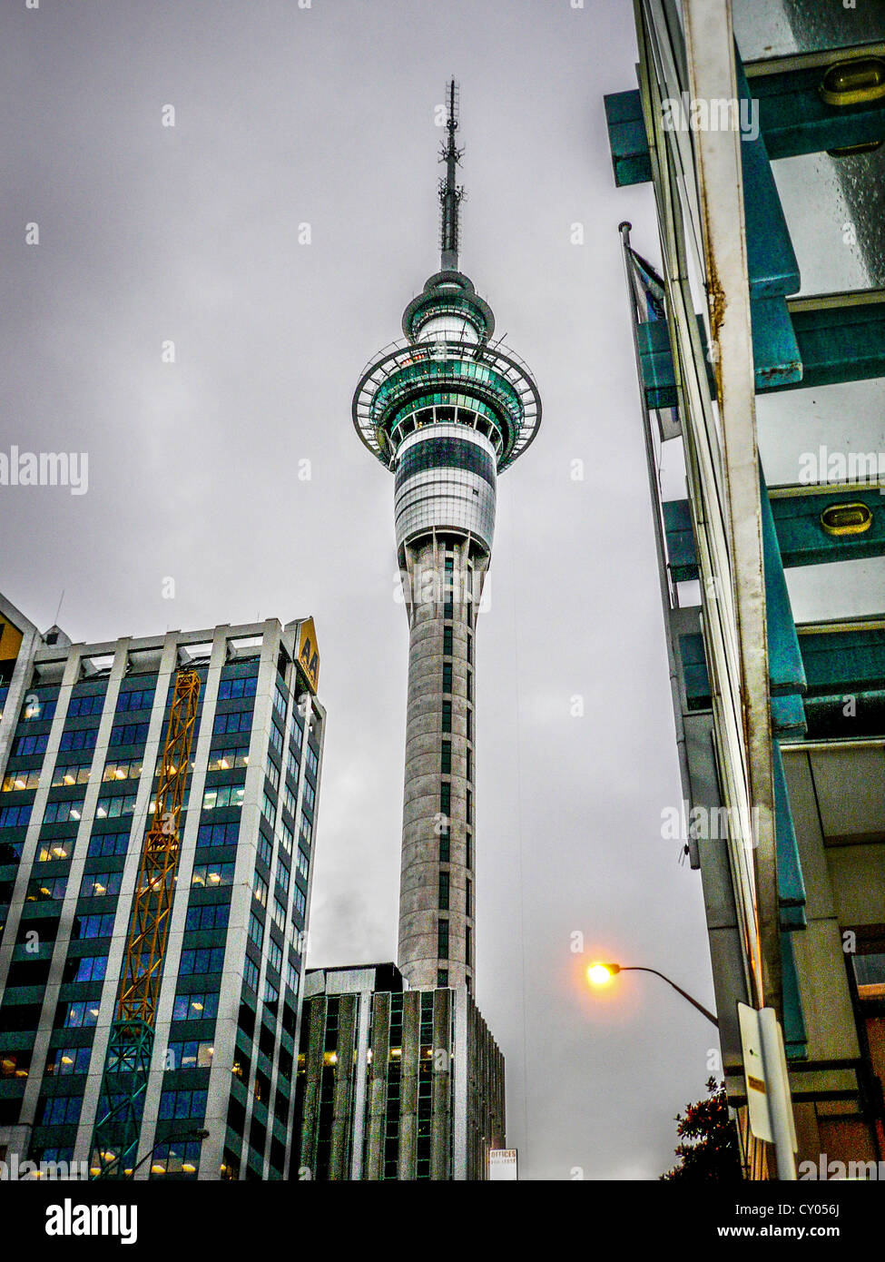 Auckland New Zealand Wahrzeichen, der Sky Tower in der Abenddämmerung in einem nebligen Regen. Stockfoto