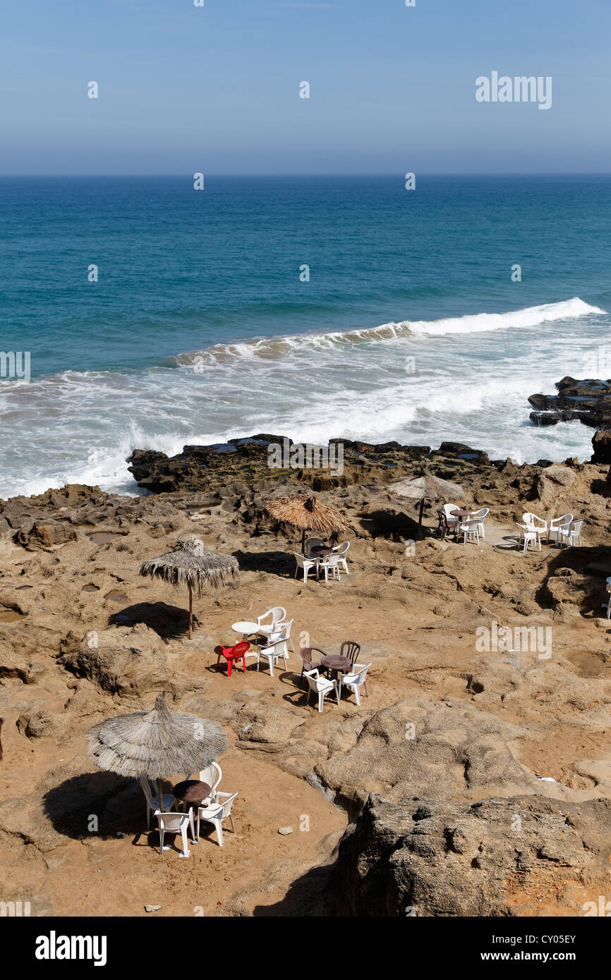 Liegen und Schirme an der Atlantikküste, Tanger Assilah, Tanger-Tetouan, Marokko, Nordafrika, Maghreb, Afrika Stockfoto