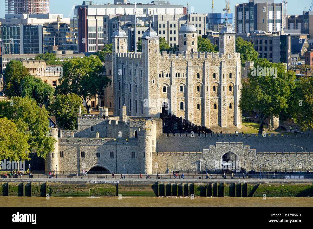 Blick auf den Fluss aus der Vogelperspektive berühmter historischer Tower of London Castle & White Tower mit Eintritt zum Traitors Gate von der Themse London England UK Stockfoto