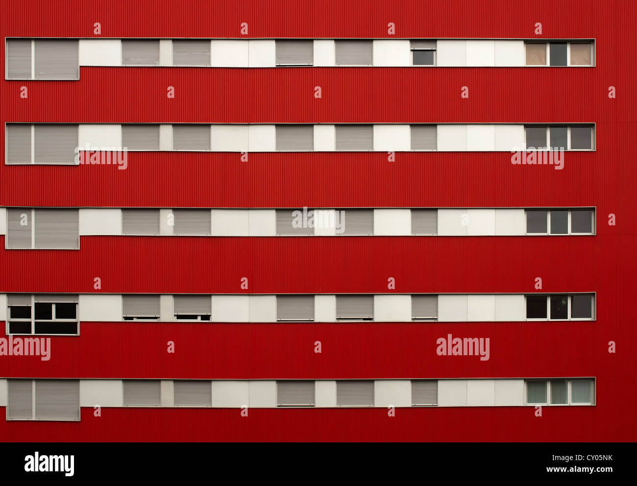 Rote Farbe Fassade und Fenster eines Gebäudes. Stockfoto