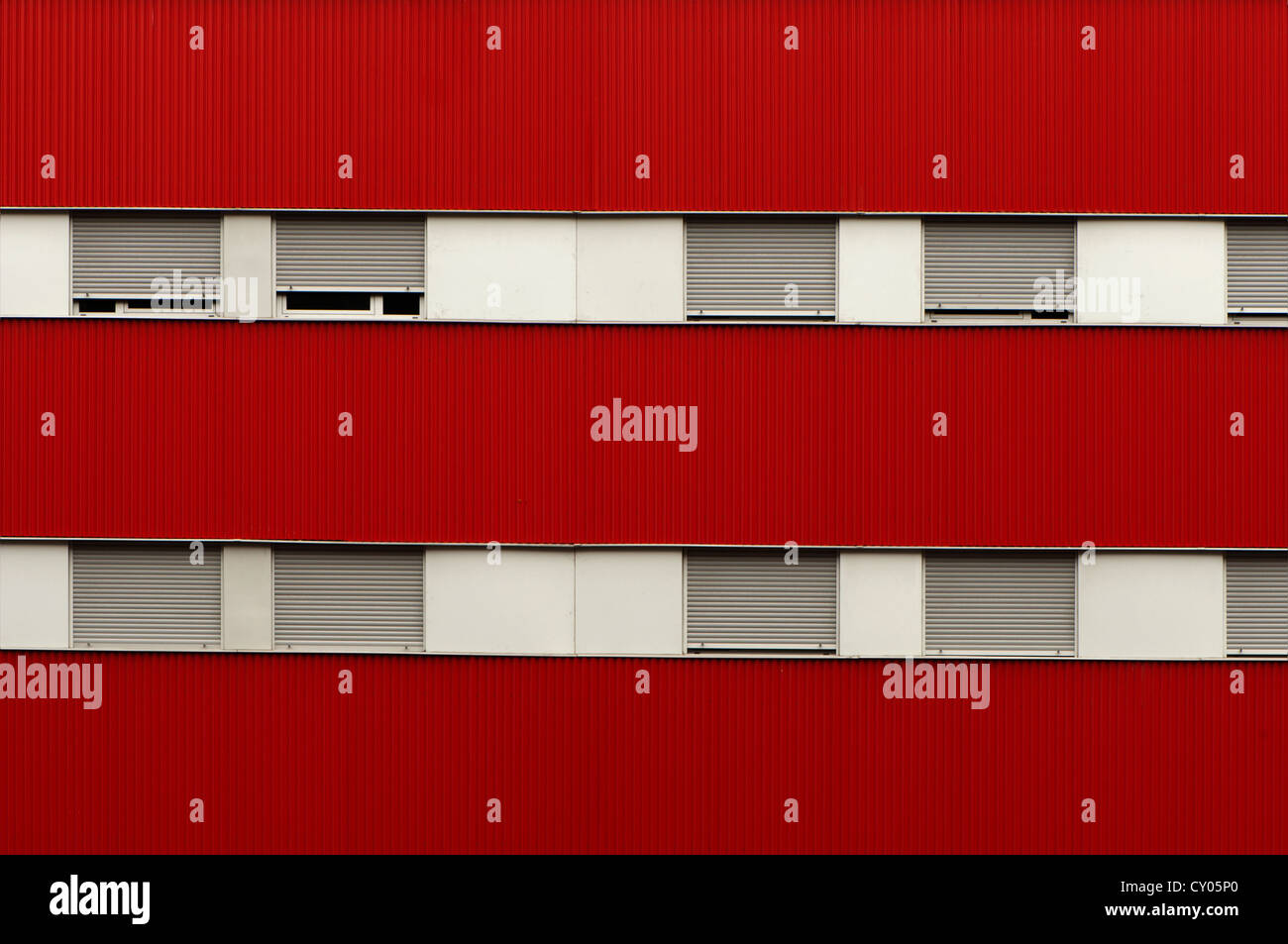 Rote Farbe Fassade und Fenster eines Gebäudes. Stockfoto