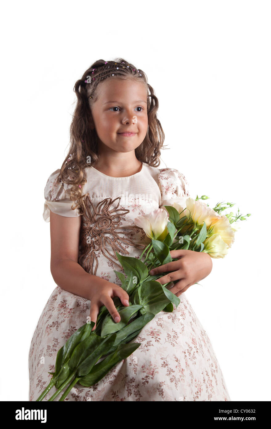 Niedliche kleine Mädchen mit Zopf Frisur hält Blumen, isoliert auf weißem Hintergrund Stockfoto