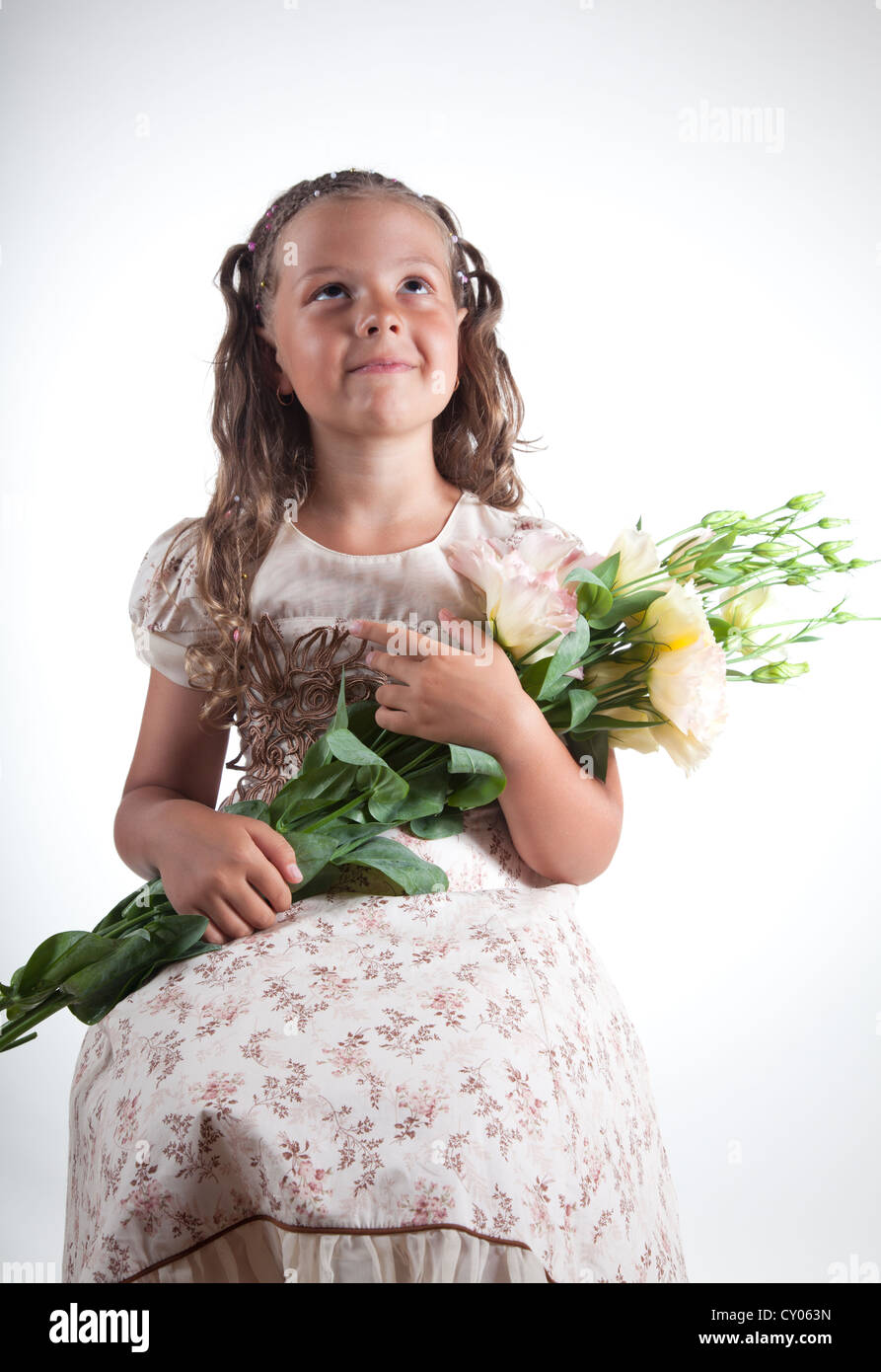 Kleines Mädchen mit Blumen, Studio gedreht Stockfoto