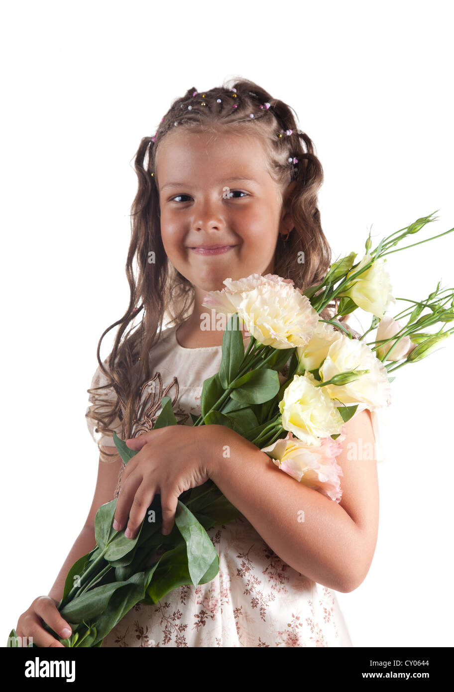 Kleines Mädchen mit Zopf Frisur hält Blumen Lächeln, isoliert auf weißem Hintergrund Stockfoto