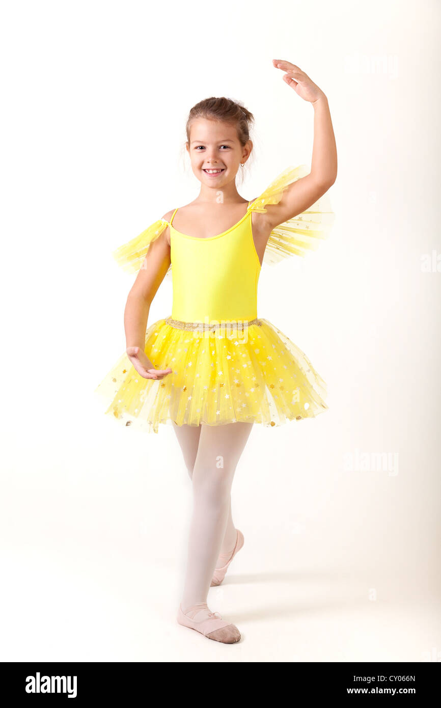 Lächelnde kleine Ballerina bei der Ausübung der gelben Kostüm Stockfoto