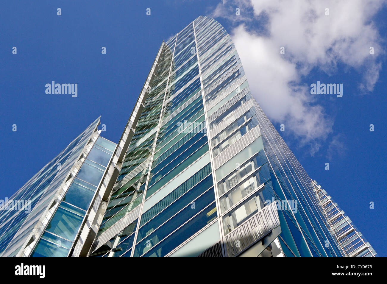 Modernes Bürogebäude und Cloud (Business Cloud-computing-Konzept) Stockfoto