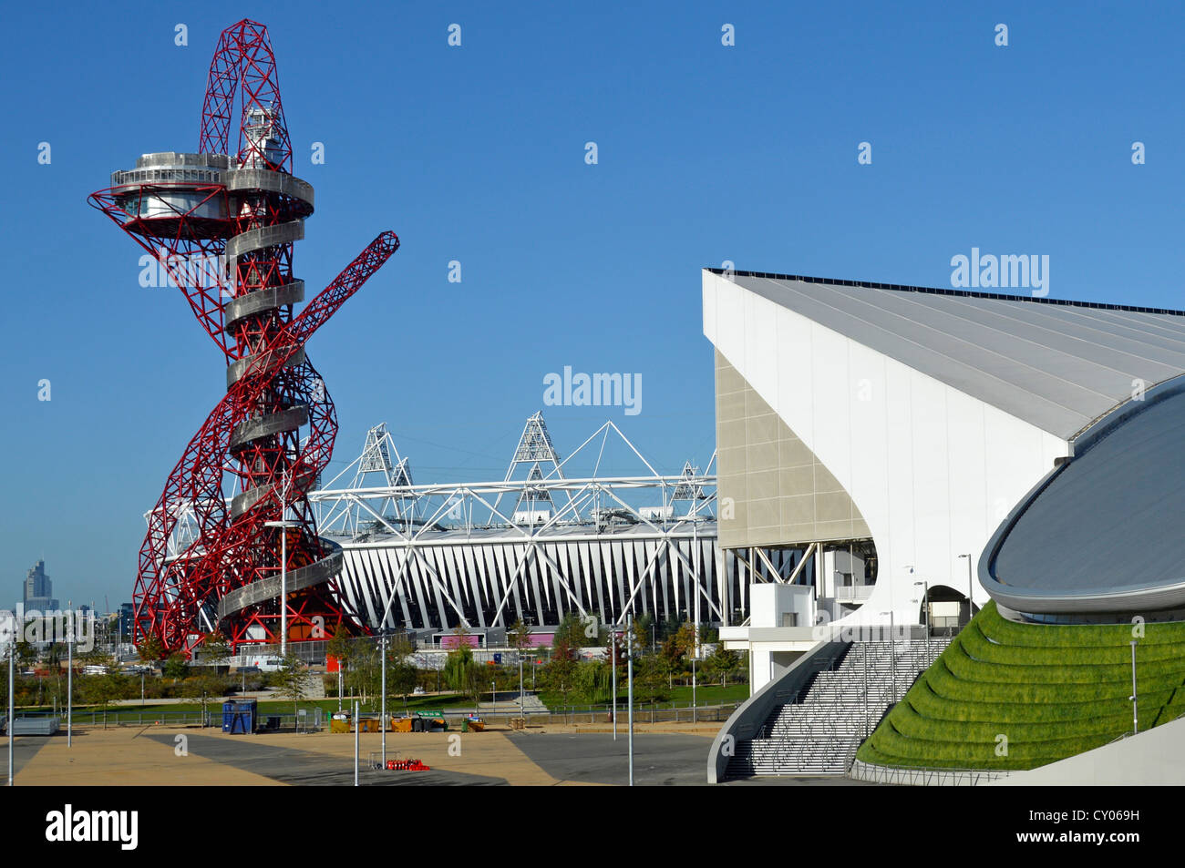 Teil der Olympischen Sportstadion & ArcelorMittal Orbit Turm in 2012 East London Olympic Park Legacy Umbau beginnt Stratford Newham England Großbritannien Stockfoto