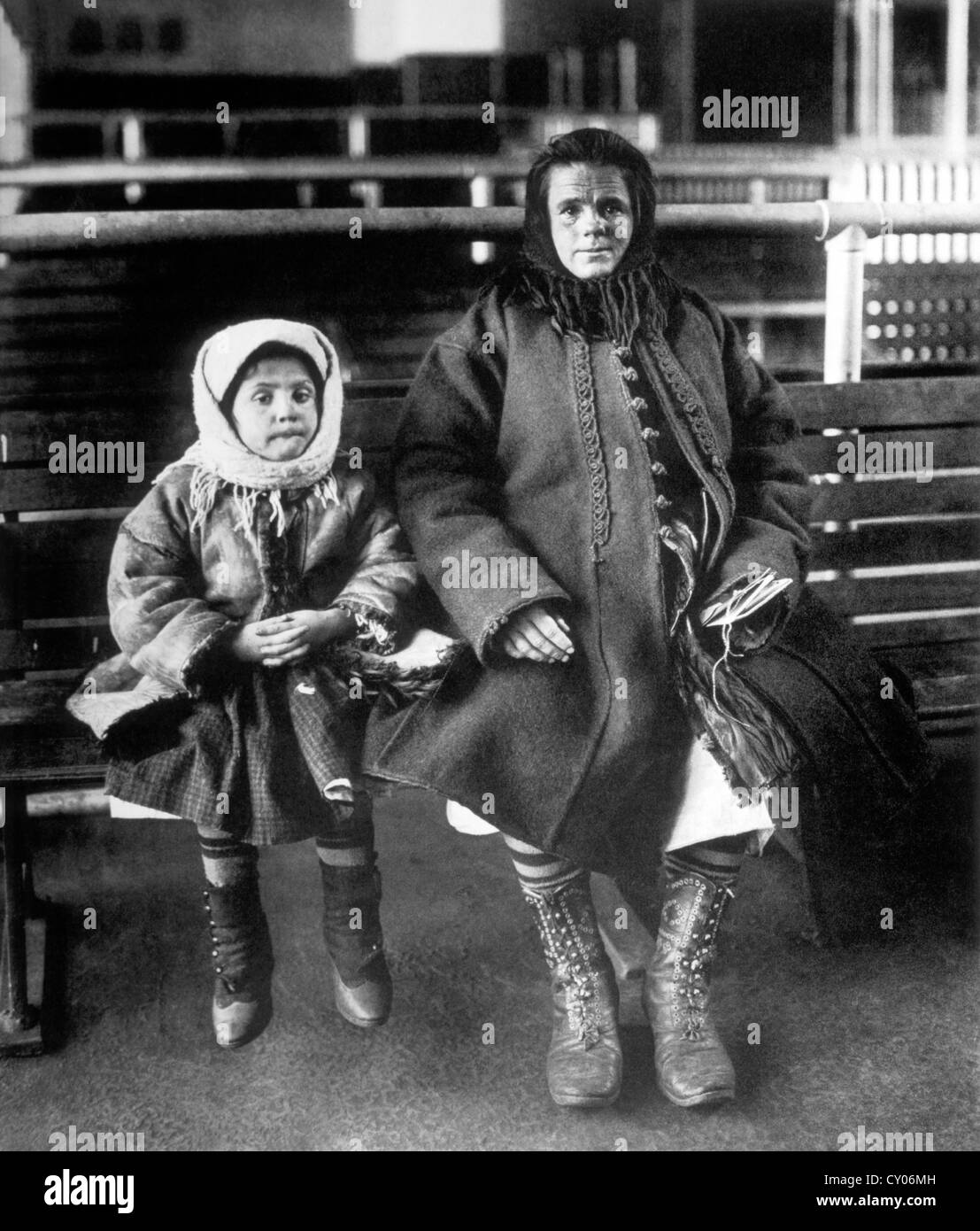 Emigrant-Mutter und Tochter, Ellis Island, New York, USA, ca. 1902 Stockfoto