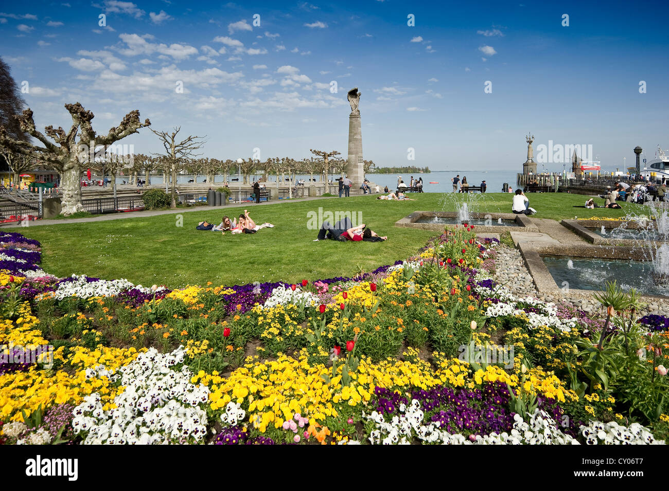 Menschen auf einer Frühlingswiese am Hafen, Constance, Bodensee, Konstanz, Baden-Württemberg Stockfoto