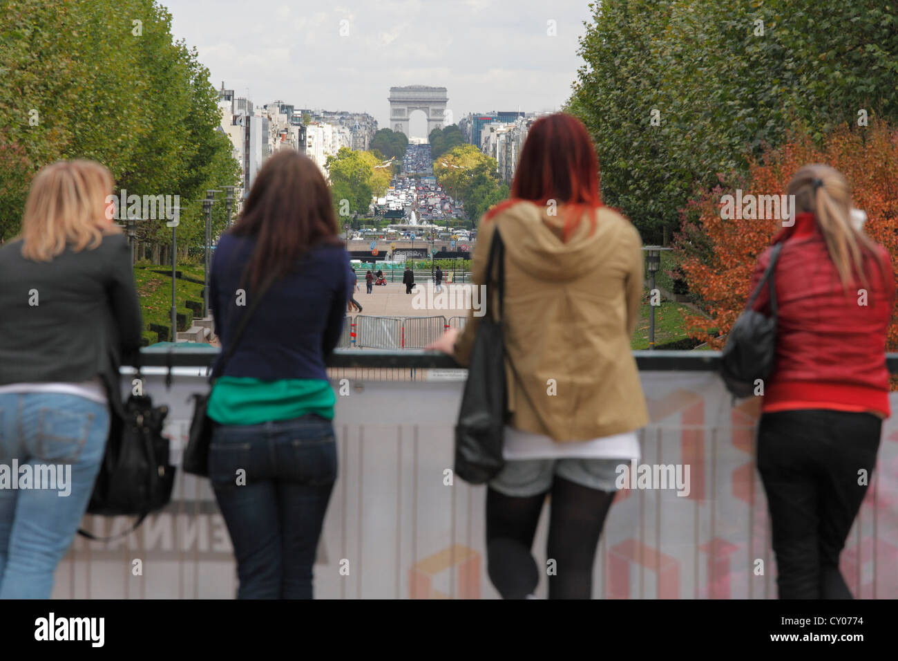 Vier junge Frauen genießen den Blick auf den Arc de Triomphe und der Avenue la Grande-Armée und Charles de Gaulle von La Défense entfernt Stockfoto