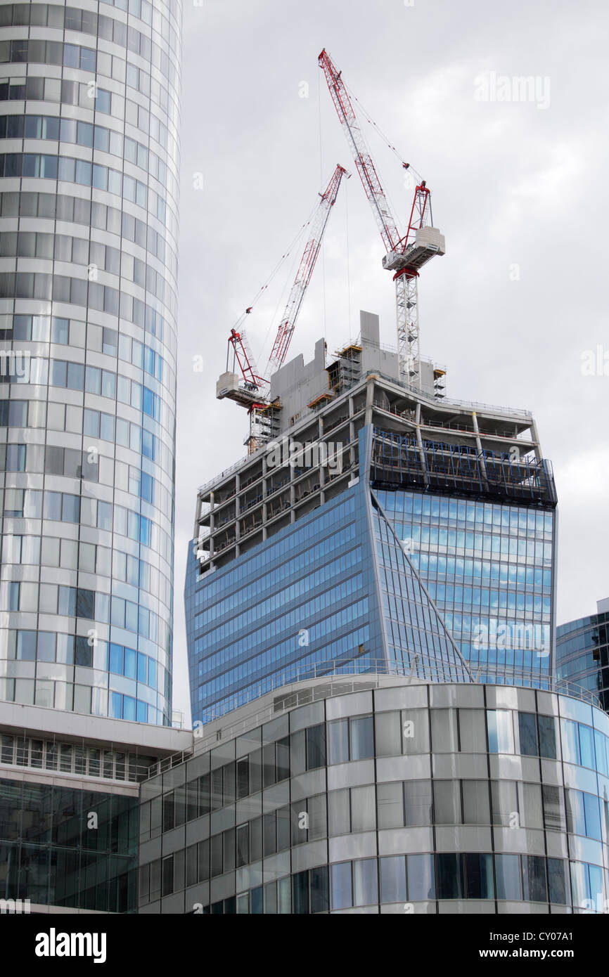 Wolkenkratzer im Bau neben Tour Cœur Défense in Paris (La Défense) Stockfoto