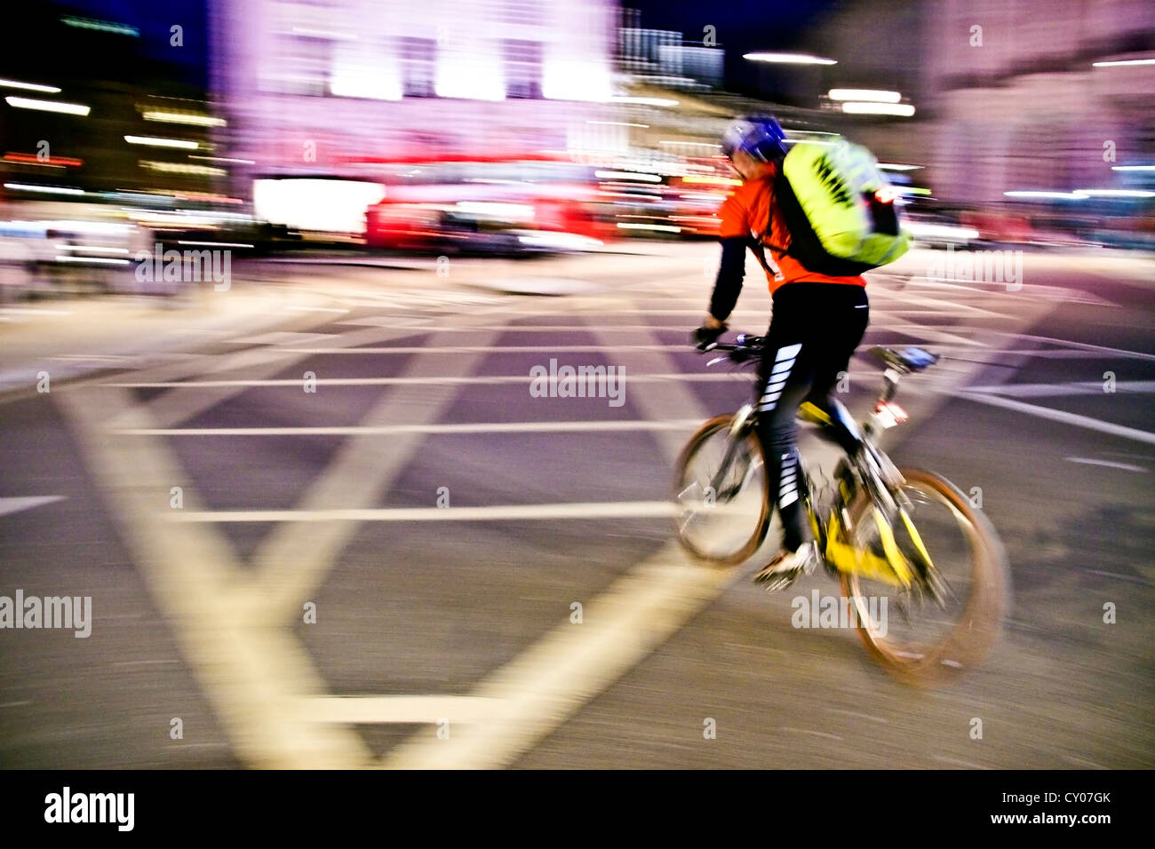 Radler, der im Picadilly Circus, London, raste Stockfoto