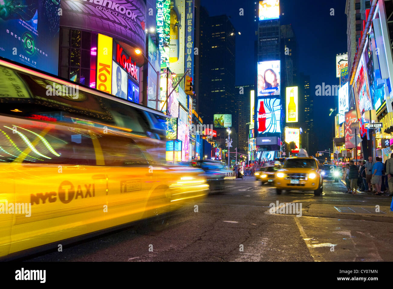 Taxi mit Bewegungsunschärfe auf dem Times Square, Nachtszene, Manhattan, New York, USA Stockfoto