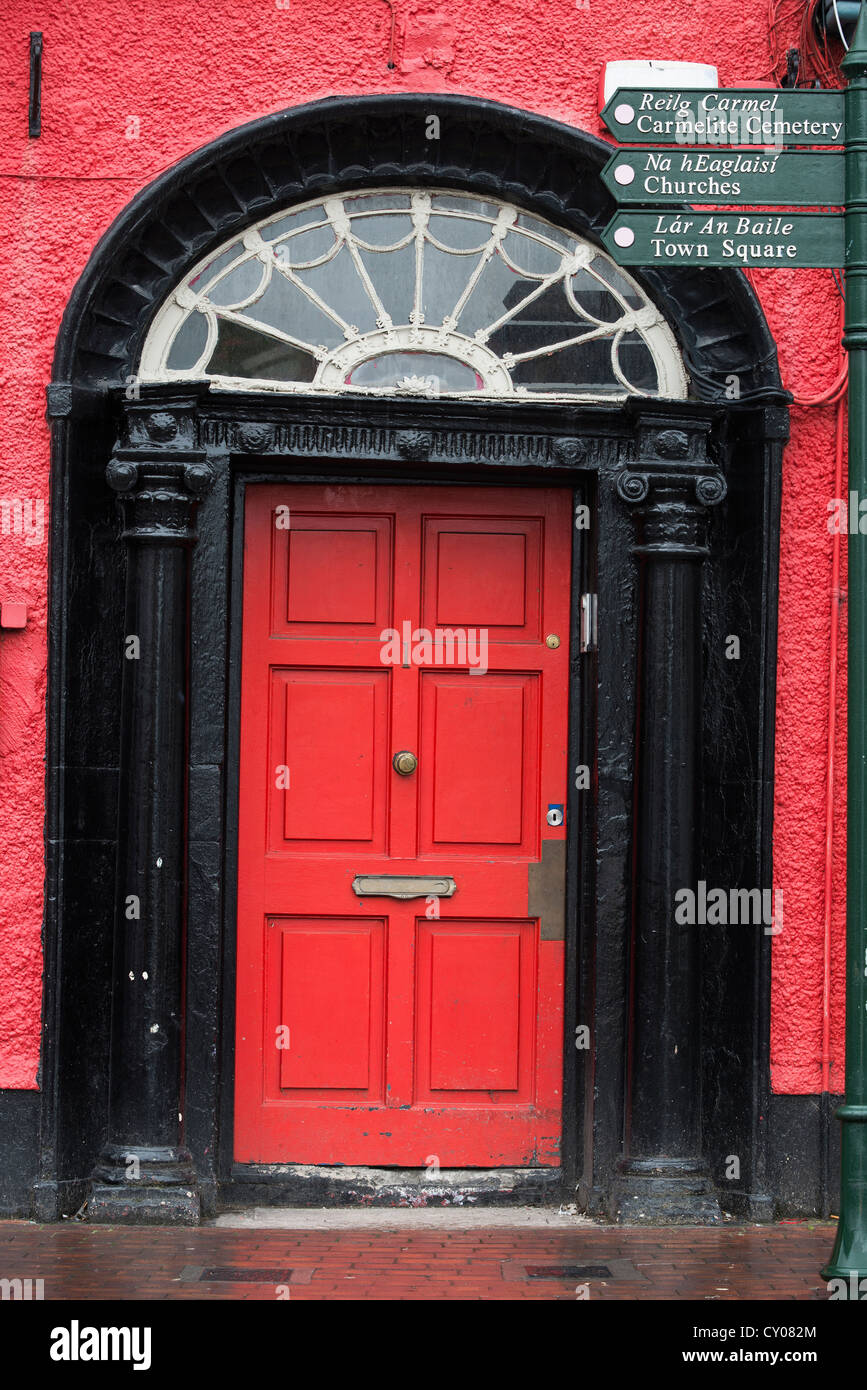 Rote Tür, georgianischen Stil, Ballinacurra, County Cork, Irland, Europa Stockfoto