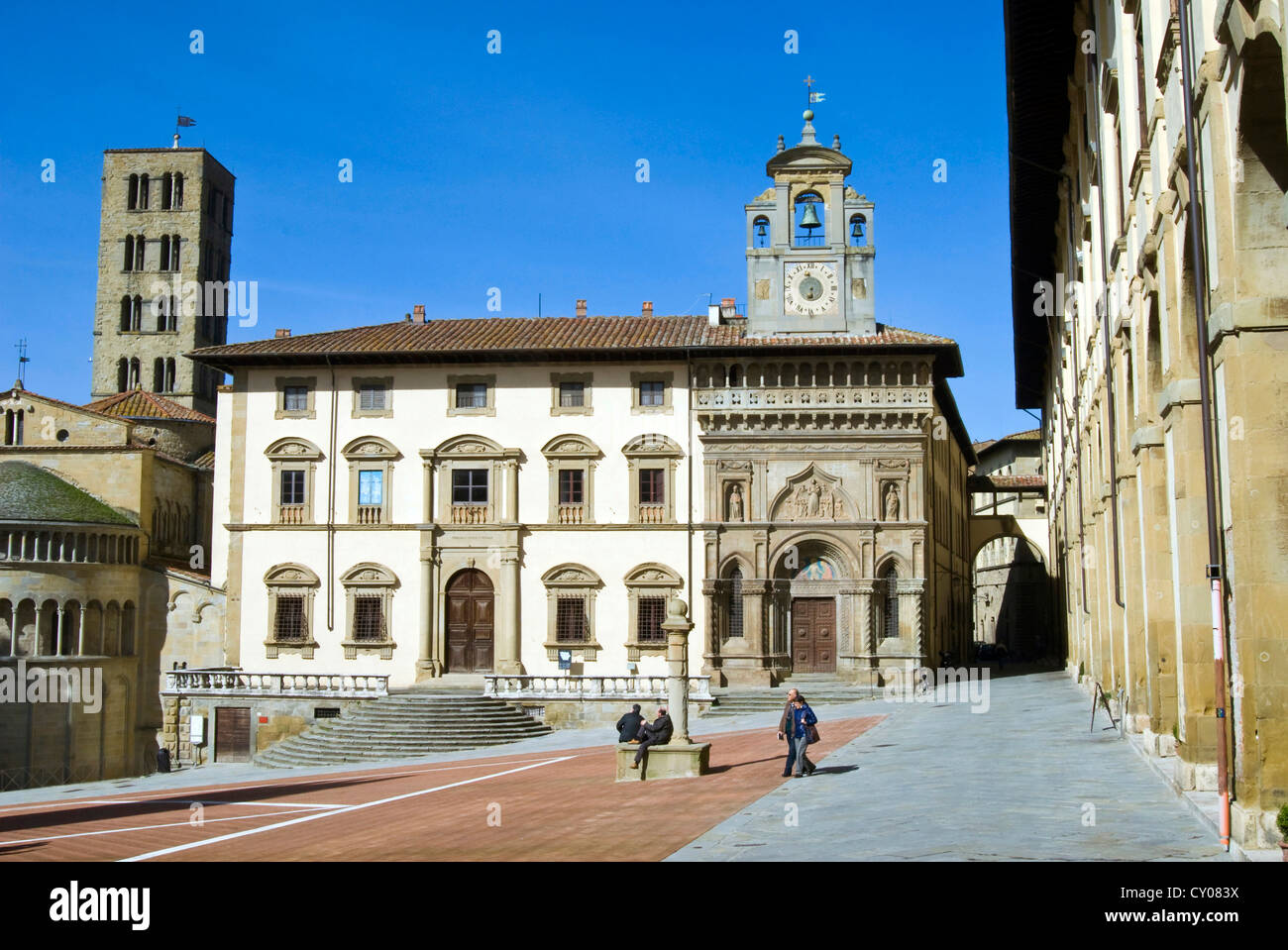 Fraternita dei Laici und Kirche von Santa Maria della Pieve, Piazza Vasari oder Piazza Grande, Arezzo, Toskana, Italien Stockfoto