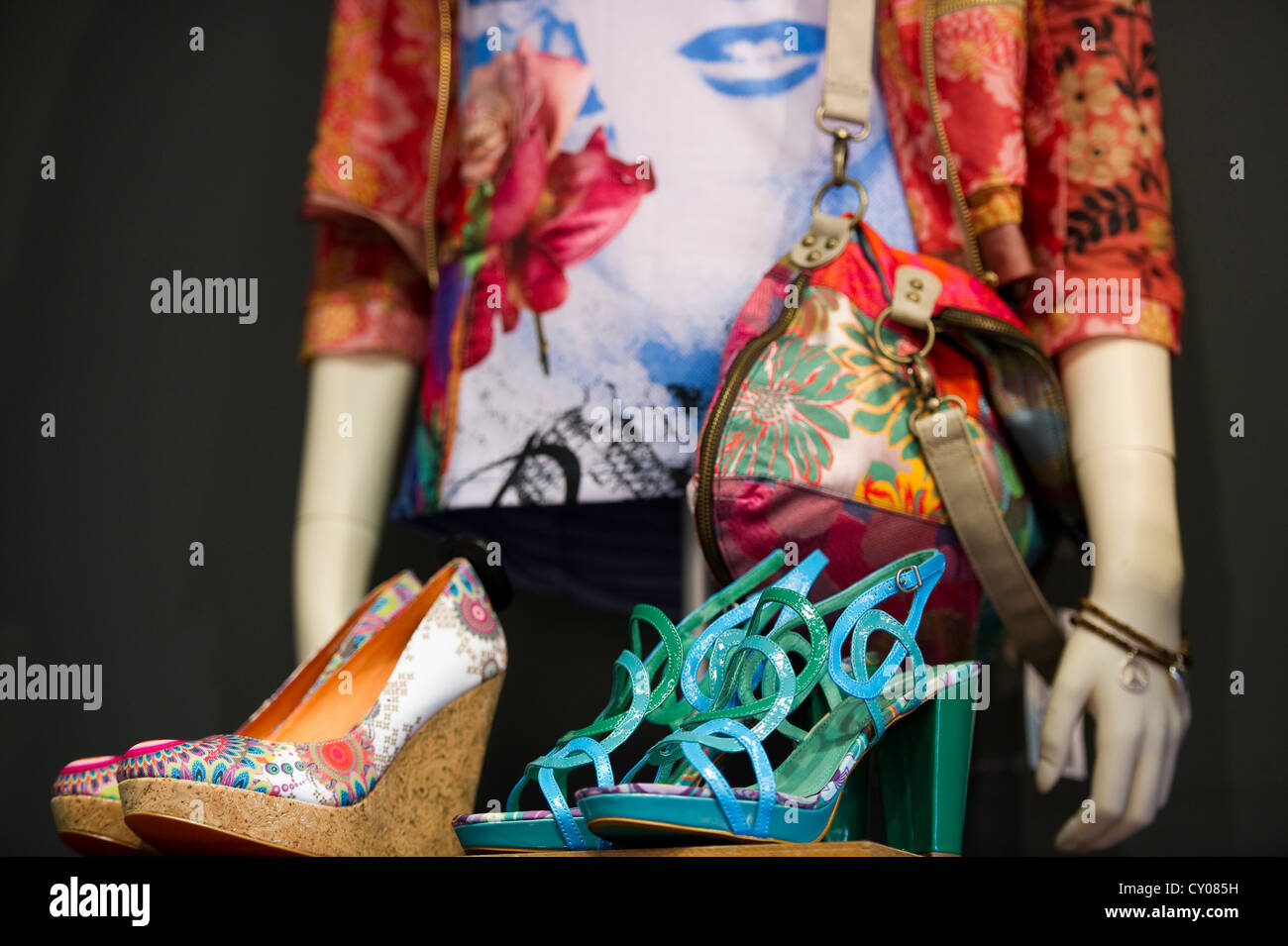 Detailansicht, Mode, Schuhe, ein t-Shirt und eine Tasche auf der Rückseite Stockfoto