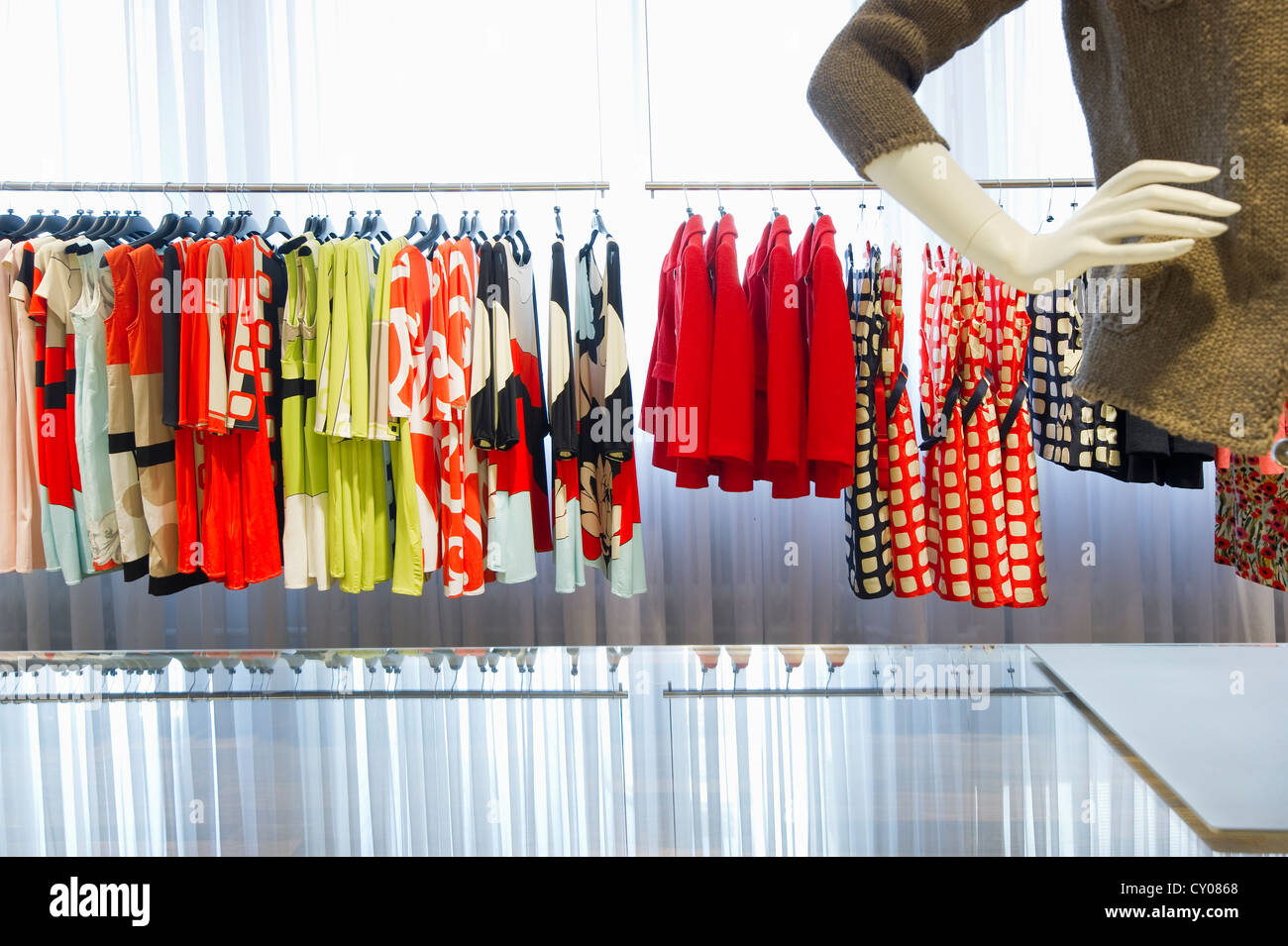 Klamotten auf einer Kleiderstange in einem Mode-shop Stockfoto