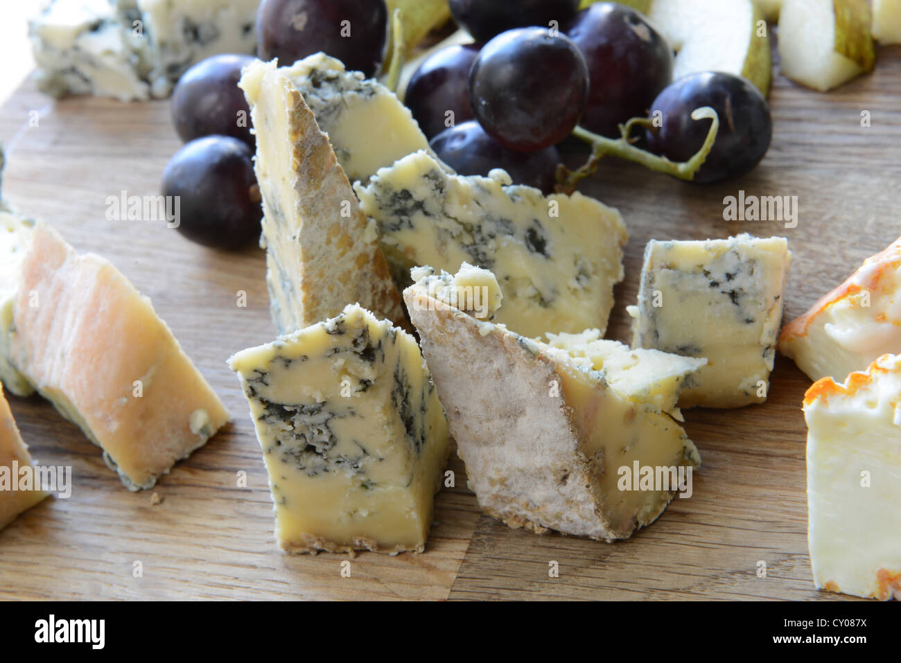 eingestellt von Käse mit Schimmel auf einem Holzbrett mit Trauben und Birnen Stockfoto