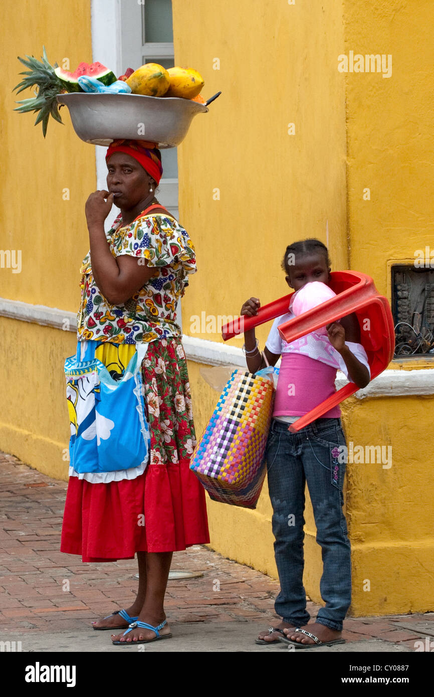 Verkäufer von frischem Obst, Altstadt, Ciudad Amurallada, Cartagena de Indias, Kolumbien Stockfoto