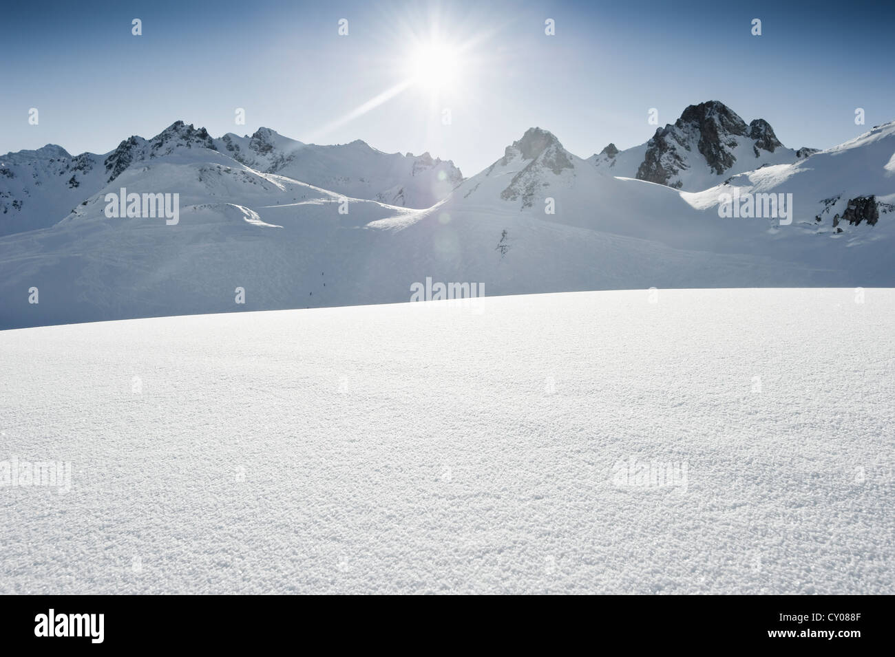 Tief verschneite Berggipfel und die Sonne, Tignes, Val d ' Isère, Savoie, Alpen, Frankreich Stockfoto