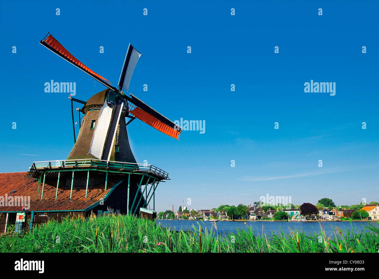 Niederlande, Nordholland, Zaanstad, Zaanse Schans, Windmühlen. Stockfoto