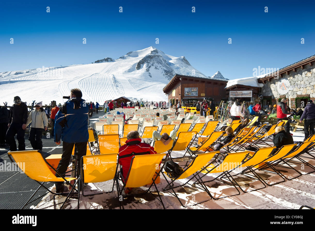 Liegestühle, Berghütte, La Grande Motte, Tignes, Val d ' Isère, Savoie, Alpen, Frankreich Stockfoto