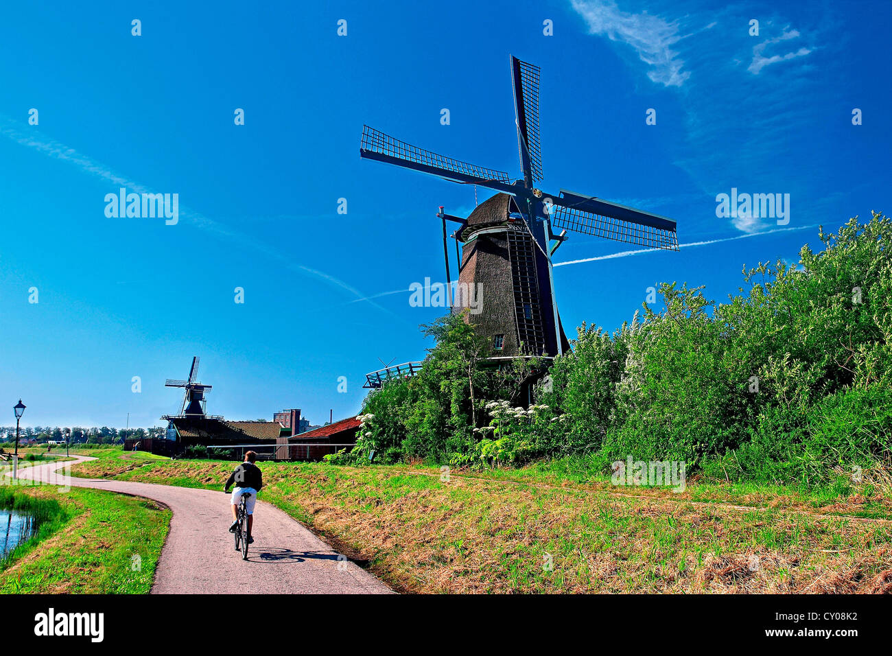 Niederlande, Nordholland, Zaanstad, Zaanse Schans, Windmühlen, Weg entlang des Kanals. Stockfoto