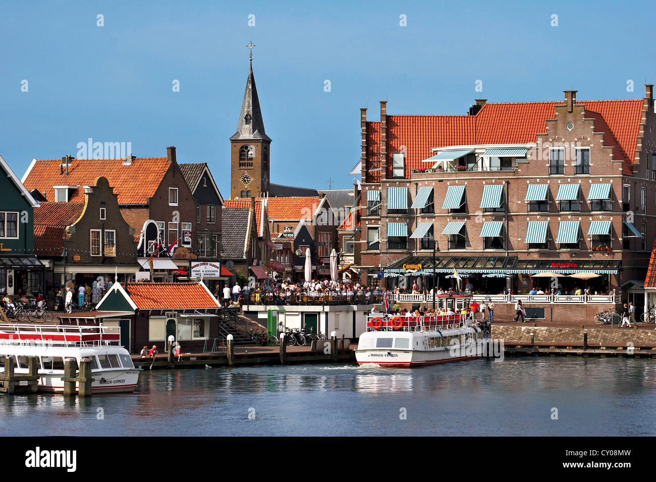 Niederlande, Edam-Volendam, Blick auf den Hafen und die reformierte Kirchturm im Hintergrund. Stockfoto