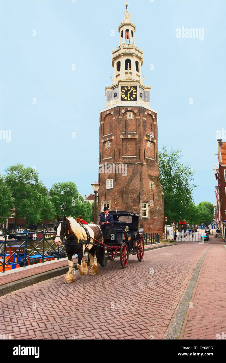 Holland, Amsterdam, Montelbaansturm Turm, Pferd und Wagen auf einer Brücke über einen Kanal. Den Niederlanden. Stockfoto