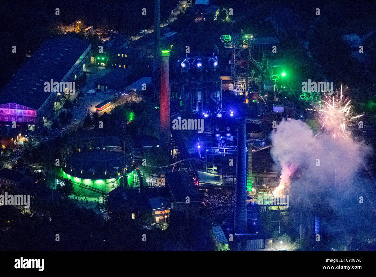 Luftbild, Feuerwerk am Landschaftspark Duisburg-Nord, Industrielandschaft Park, Extraschicht 2012 jährliche Kulturveranstaltung Stockfoto